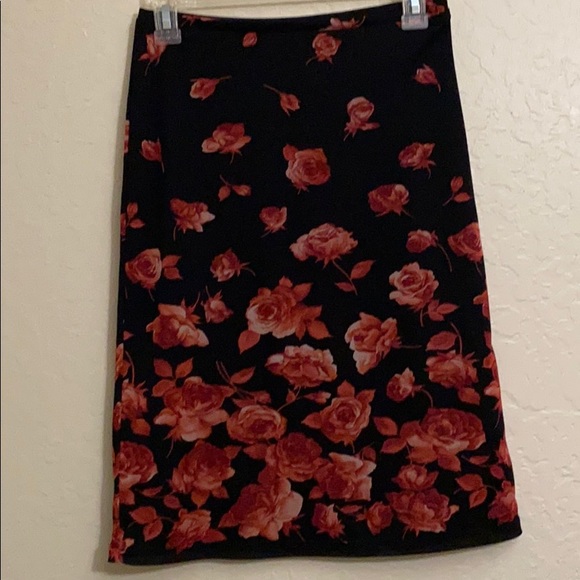 Beautifully lined skirt turn heads and flows - Picture 1 of 3